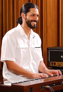 Sebastián Almarza (Teclados)